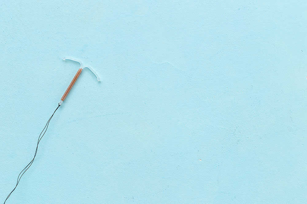 Kupferspirale auf hellblauem Hintergrund