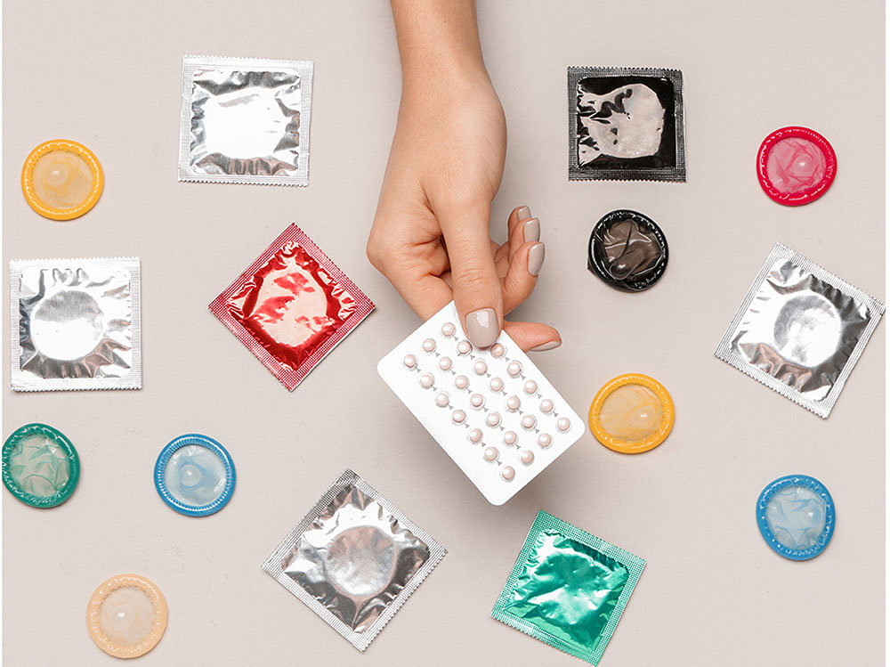 Verschiedene Verhütungsmittel auf hellem Hintergrund