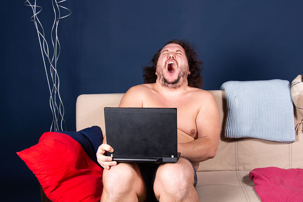 Nackter Mann sitzt vor Notebook und masturbiert - vladorlov