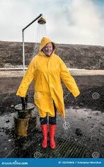 Das Mädchen in Einem Gelben Regenmantel Steht in Der Dusche Stockfoto - Bild von mineralien, warm: 152235006 Das Mädchen in Einem Gelben Regenmantel Steht in Der Dusche Stockfoto - Bild von mineralien, warm: 152235006
