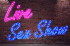 Live-Sex-Shows: Echte Menschen und echter Sex – Auf der Bühne oder in der Solo-Kabine