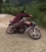 Mit_dem_Motorrad_kreiseln-ezgif.com-crop.gif
