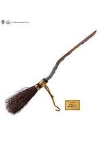Harry Potter - Feuerblitz Flugbesen Replik 1/1 2022 Edition - maskworld.com