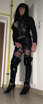 manuela schwanzhure 6.jpg